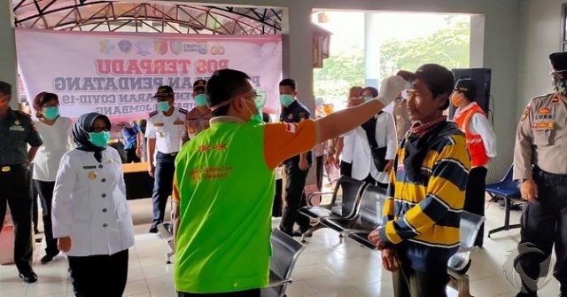 Bupati Mundjidah Kunjungi Posko Antisipasi Penyebaran Virus Covid-19 di Terminal dan Stasiun Jombang
