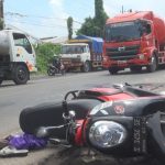 Bertelepon Saat Berkendara, Ibu Muda di Kota Mojokerto Tewas Terlindas Truk Gandeng