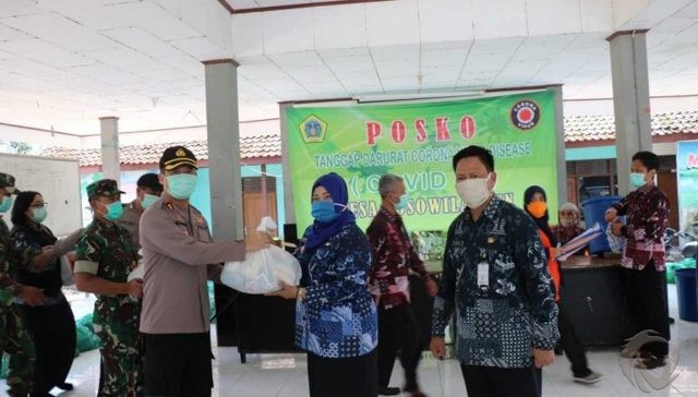 Warga Gresik Terdampak Covid-19 Mulai Terima Bantuan Sembako