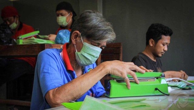 Pandemi Corona, Warga Binaan Lapas Kelas I Surabaya Hasilkan 300 Masker Perhari