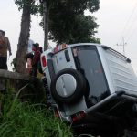 Tabrakan dengan Motor CB di Nganjuk, Mobil Escudo Terjun ke Parit