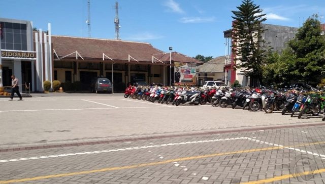 Razia Balap Liar, Hampir 200 Sepeda Motor Dikandangkan di Mapolresta Lama Sidoarjo