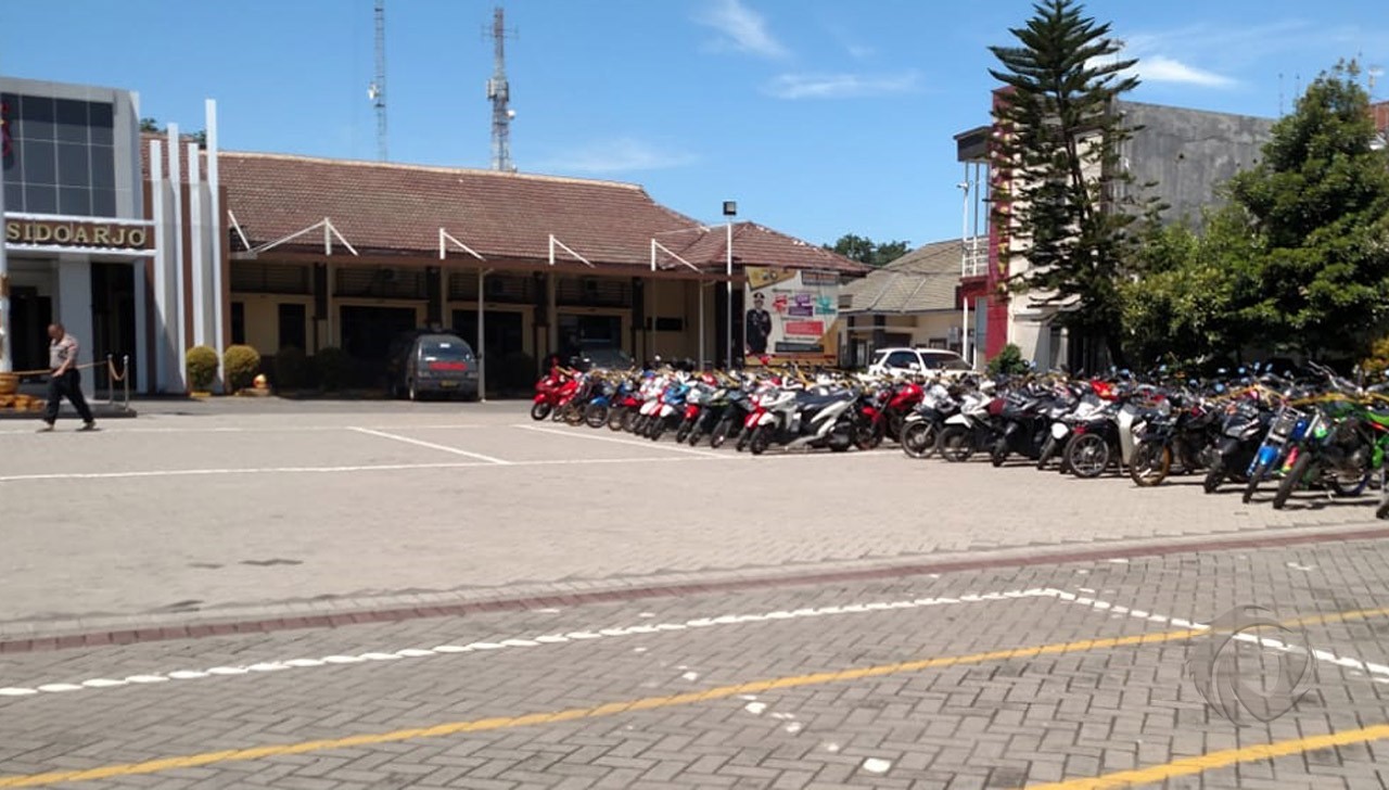Razia Balap Liar, Hampir 200 Sepeda Motor Dikandangkan di Mapolresta Lama Sidoarjo