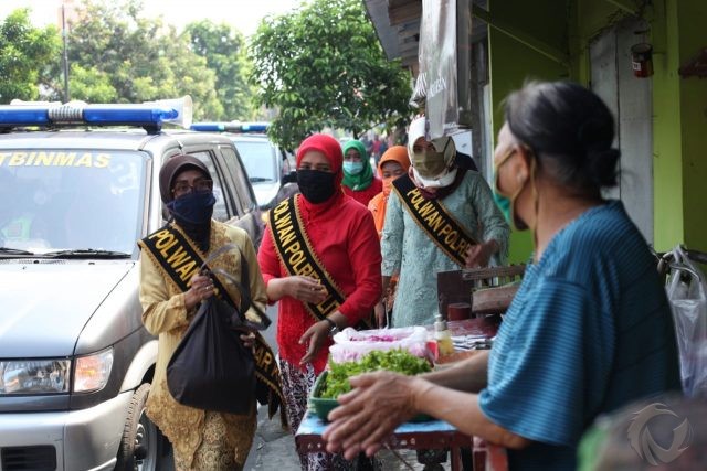 Peringati Hari Kartini, Polwan Polres Blitar Kota Bagikan 200 Paket Sembako