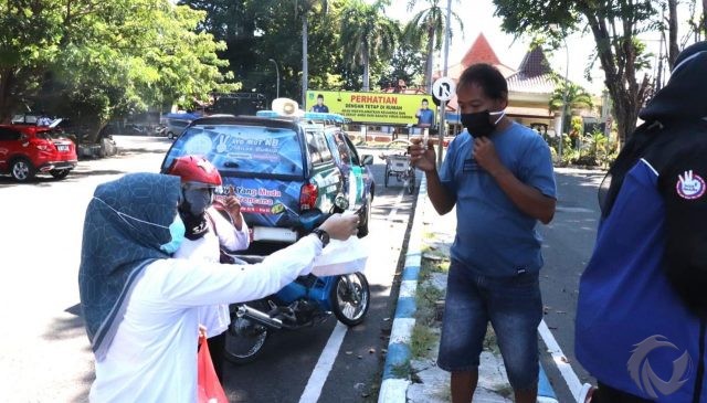 IPeKB Indonesia Cabang Kota Pasuruan Bagi-Bagi Sembako Warga Terdampak Covid-19