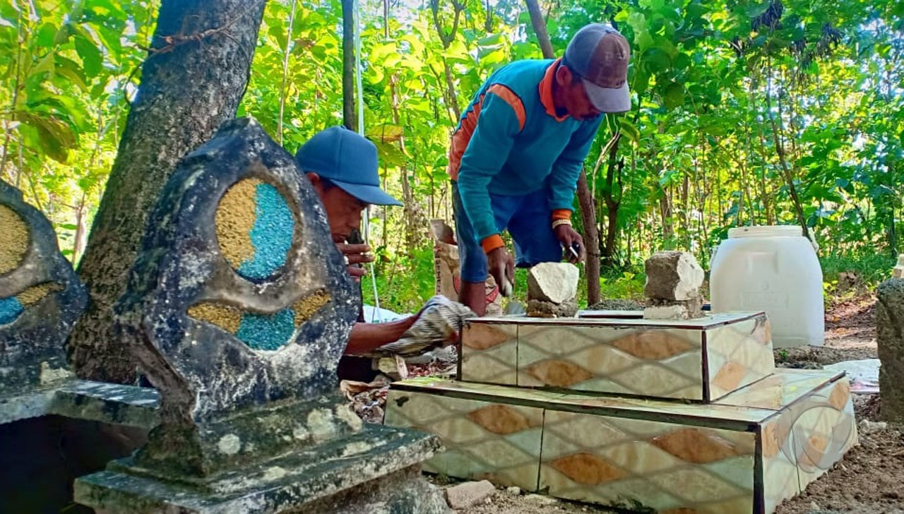 Tradisi Bersih-Bersih Tempat Ibadah dan Ziarah Makam Leluhur Jelang Ramadan di Sumenep