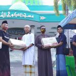 Berkah Ramadan, Jurnalis Center Pamekasan Berbagi Kurma di Masjid Agung Asy-Syuhada