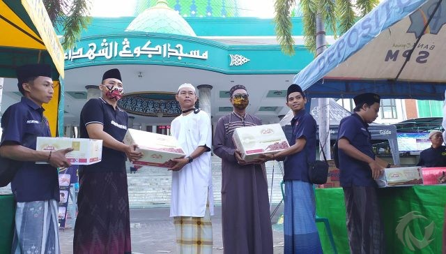 Berkah Ramadan, Jurnalis Center Pamekasan Berbagi Kurma di Masjid Agung Asy-Syuhada