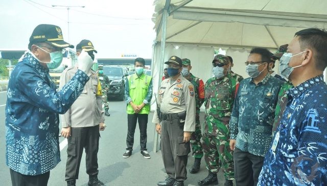 Pemeriksaan Petugas di Check Point PSBB, Bupati Gresik: Harus Humanis