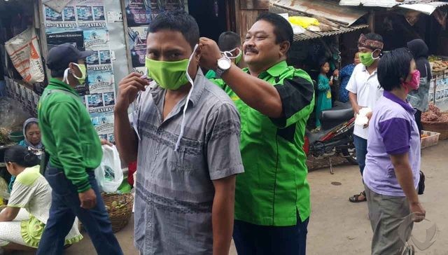 Ingin Zero Covid-19, DPC PPP Kota Probolinggo Bagi-bagi Masker di Pasar