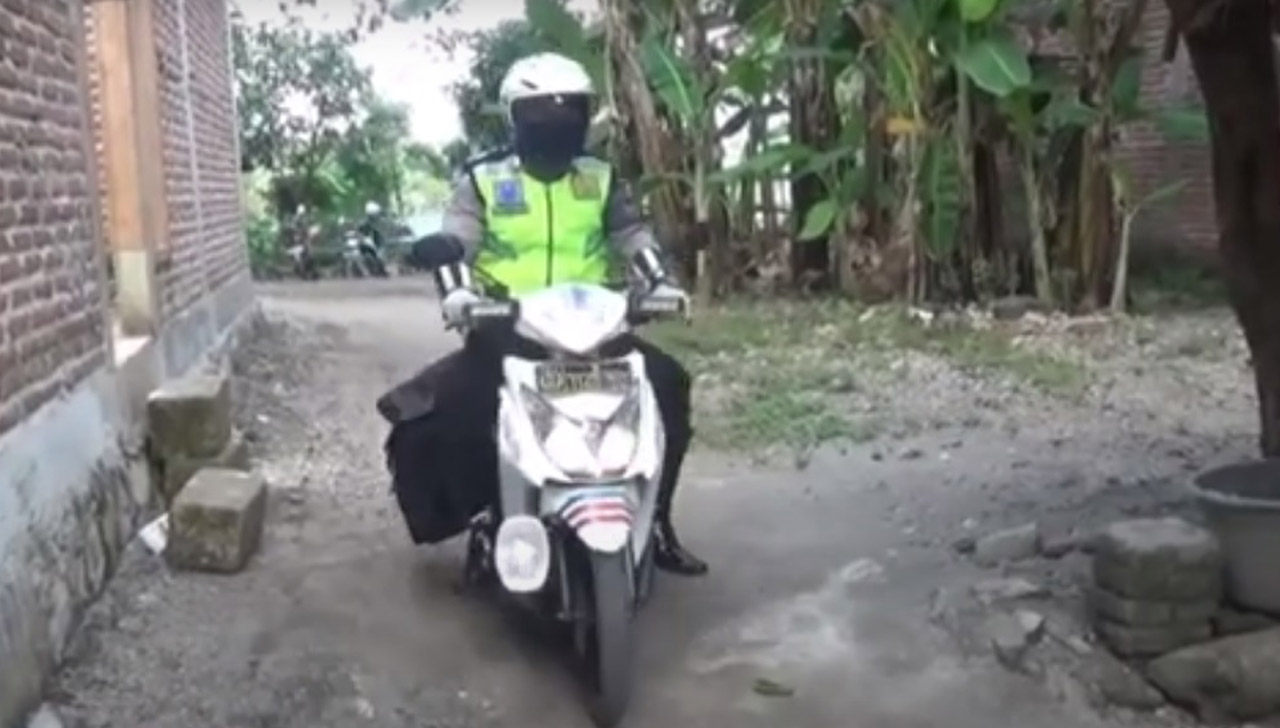 Video: Polisi di Nganjuk Bagi-Bagi Hadiah untuk Warga yang Tetap Tinggal di Rumah