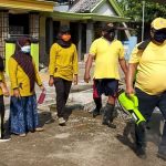 Tangkal Covid-19, Politisi Golkar Jombang Semprot Disinfektan dan Bagi Masker