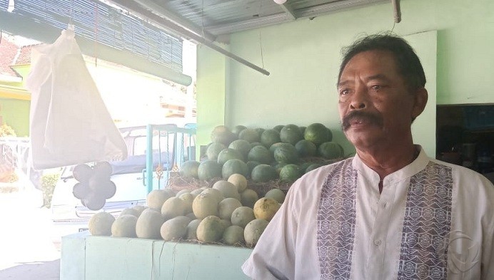 Gegara Social Distancing, Omzet Pedagang Semangka dan Melon di Jember Anjlok