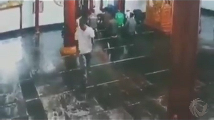 Rekaman CCTV-nya Viral, Warga Nganjuk Ini Kembalikan HP yang Diembatnya di Masjid 