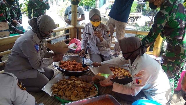 Bagikan Nasi Bungkus ke Warga Terdampak Covid-19, TNI Polri dan Pemkot Probolinggo Bikin Dapur Umum