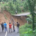 Longsor, Jalur Utama Penghubung Dua Kecamatan di Trenggalek Terputus