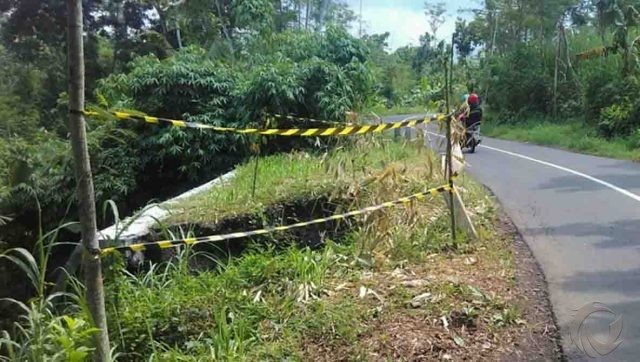 Tebing Penahan Jalan Desa Curah Mayit Lumajang Longsor, Intai Pengguna Jalan