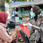 Covid-19, Polres Trenggalek Bagikan Masker dan Paket Sembako Gratis