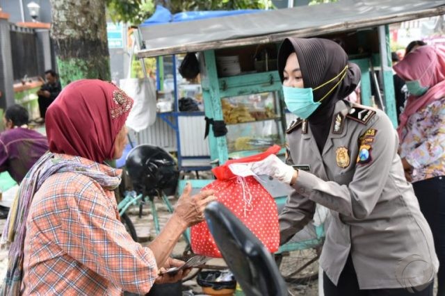 Covid-19, Polres Trenggalek Bagikan Masker dan Paket Sembako Gratis