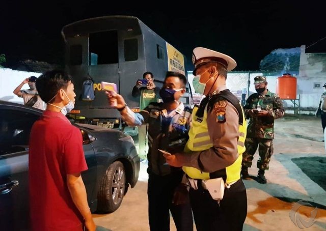 Cegah Pemudik, Petugas Gabungan Lakukan Penyekatan Kendaraan di Perbatasan Situbondo