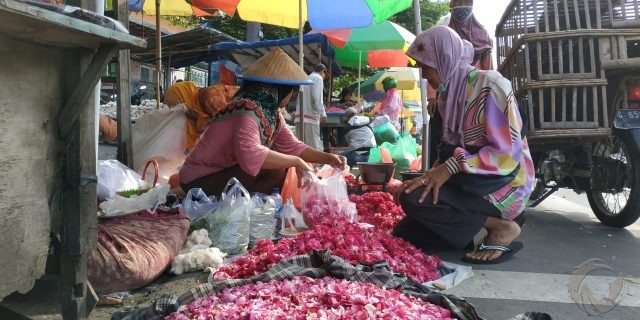 Jelang Ramadan, Penjual Bunga Ziarah di Blitar Sepi Pembeli