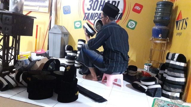 Dampak Covid-19. Pengrajin Songkok Beralih ke Masker