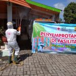 Kolaborasi PWI, IJTI dan PMI Jember Semprot Disinfektan di 5 Titik Keramaian