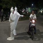 O Seraam… Di Lamongan Ada ‘Pocong’ Bagi-bagi Masker Setiap Malam