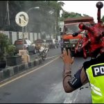 Pakai Helm Virus Corona, Polisi Pasuruan Edukasi Pengguna Jalan 