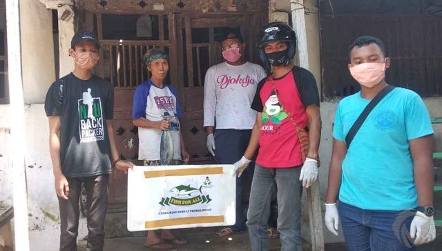Aktifis Kepemudaan di Kota Probolinggo, Beri Ikan Tongkol ke Warga Terdampak Covid-19