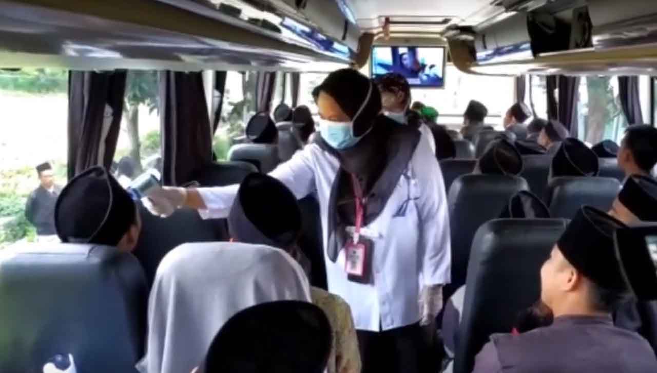 Video: Ratusan Santri Lirboyo Asal Mojokerto Menjalani Cek Suhu Tubuh