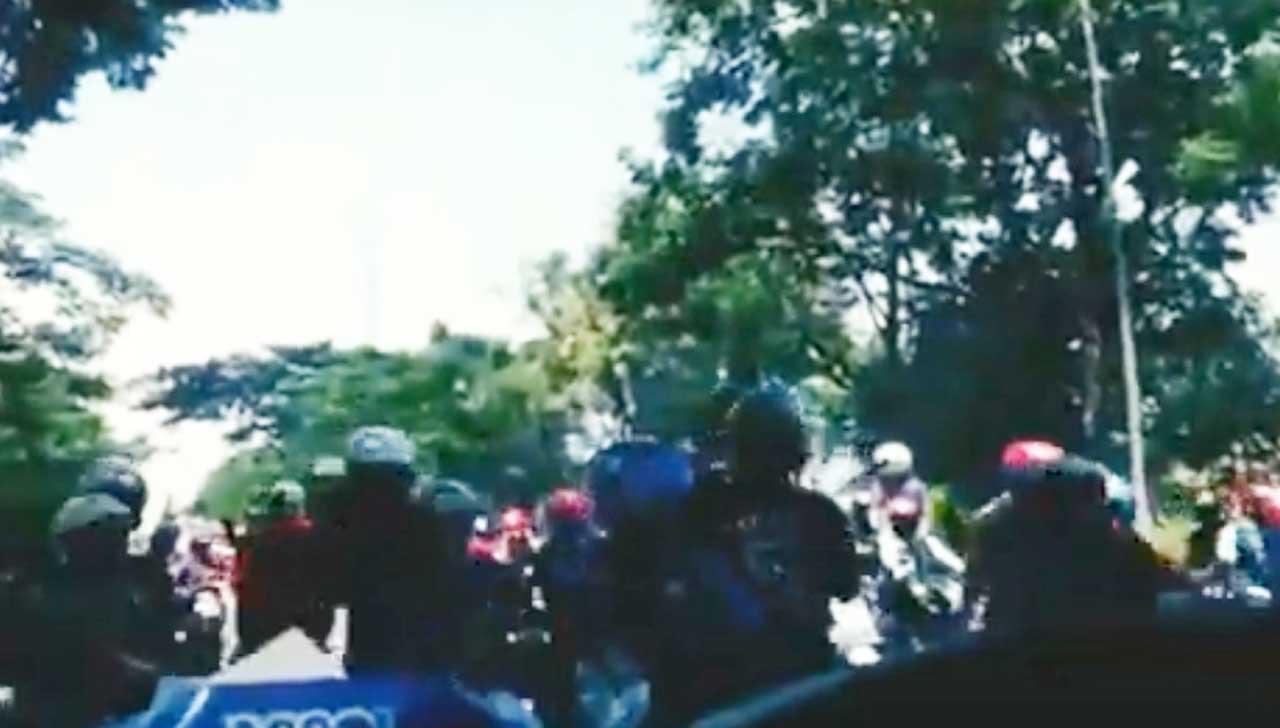 Video Gerombolan Pesepeda Motor Rusak Bilik Disinfektan di Lamongan