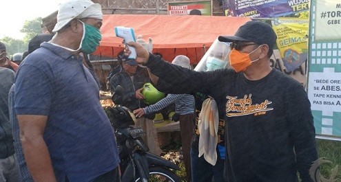 Lawan Covid-19, Wabup Bagikan Ribuan Masker di Pasar Hewan Situbondo