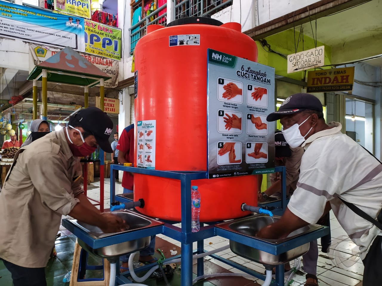 Cegah Corona, NH Gresik Pasang Tempat Cuci Tangan Raksasa di Pasar
