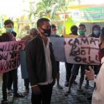 Kades dan Warga Gredek Demo di Kantor Kecamatan Duduksampeyan Gresik