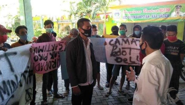 Kades dan Warga Gredek Demo di Kantor Kecamatan Duduksampeyan Gresik