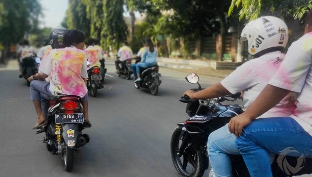 Rayakan Kelulusan, Puluhan Siswa SMK di Situbondo Aksi Coret Baju dan Konvoi