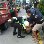 Leher Terjerat Benang Layangan, Pesepeda Motor di Situbondo Tabrak Pembatas Jalan