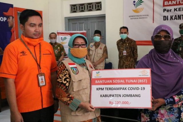 Bupati Mundjidah Wahab Launching BLT Kemensos RI di Kantor Pos Jombang