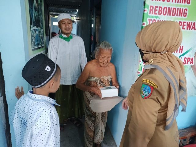 Bupati Jombang, Bagikan Ratusan Paket Buka Puasa dan Sembako