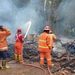 Gudang Kayu Bahan Pigura di Mojokerto Terbakar