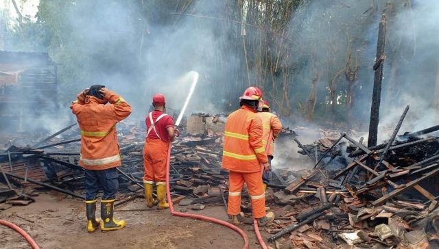 Gudang Kayu Bahan Pigura di Mojokerto Terbakar