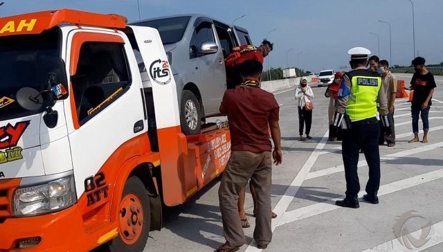 Kelabui Petugas, Pemudik dari Tangerang ke Madura Tumpangi Mobil Diangkut Truk Derek