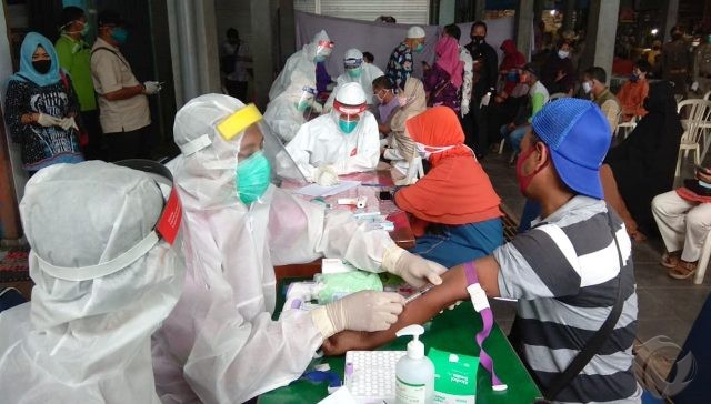 Pedagang Pasar Tradisional Sidoharjo Lamongan Jalani Rapid Test