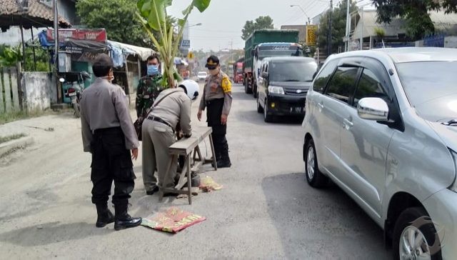 Polisi Singkirkan Pohon Pisang yang Ditanam Warga di Jalan Poros Nasional Babat-Lamongan