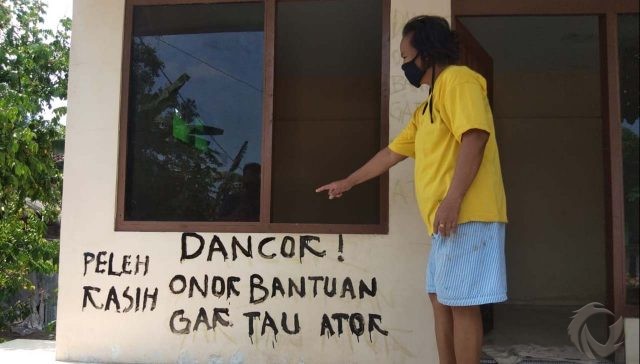 Protes Bantuan, Warga di Mojokerto Corat-Coret Tembok Pos Kamling dan Balai Dusun