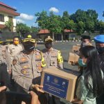 Covid-19, Mabes Polri dan Polda Jatim Bagi Beras 20 Ton di Pasuruan