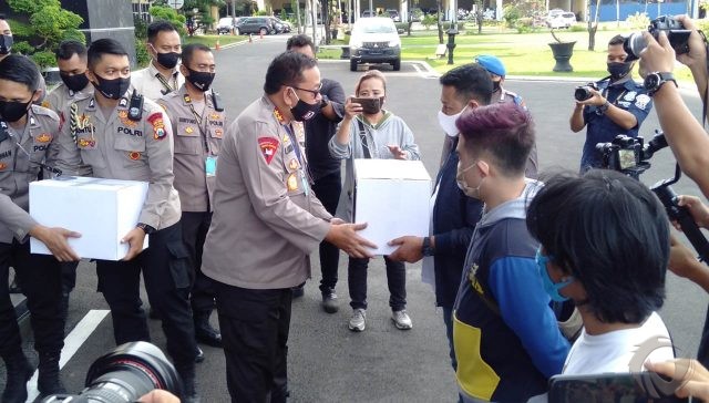 Kapolda Jatim Beri Ratusan Paket Sembako ke Berbagai Komunitas di Surabaya