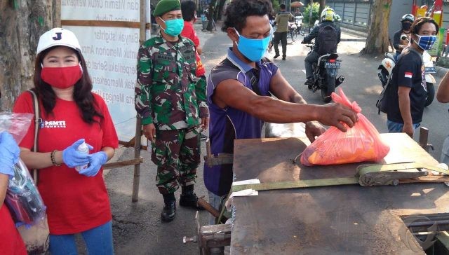 Peduli Covid-19, Marga Tionghoa di Jombang Bagi-Bagi Sembako
