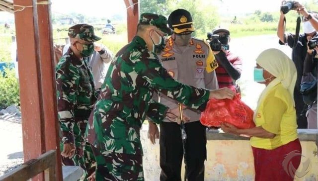 Jajaran TNI dan Polri di Sidoarjo Bagikan Sembako Door to Door